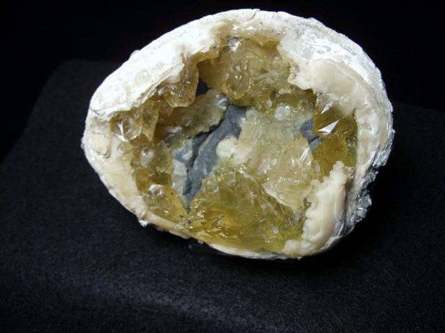 Mercenaria Calcite Crystal filled Clam (050518k)* “SPECIAL - BELOW DEALER COST ” * - Image 4
