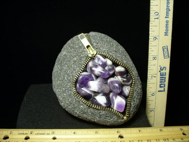 Zippered Geode with Amethyst Pebbles(041320g)