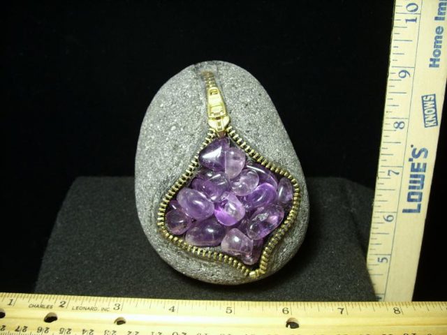 Zippered Geode with Crystal Amethyst Pebbles(041320j)