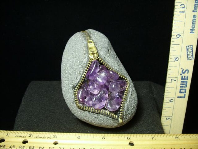 Zippered Geode with Crystal Amethyst Pebbles(041320k)