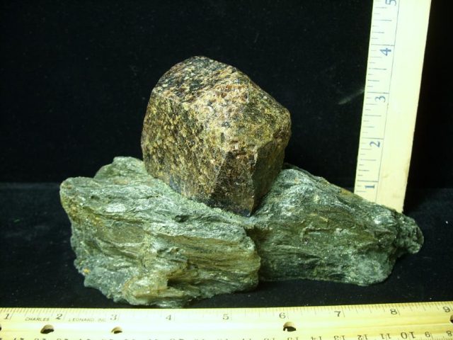 Large Garnet  in Mica Schist (052320k)